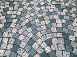 Z czego zrobić podjazd? Układanie kostki brukowej betonowej Warszawa