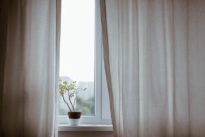 Układanie podłóg: Porady dotyczące wyboru, przygotowania i układania różnych rodzajów podłóg, takich jak panele, deski, kafelki czy wykładziny.