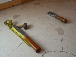 Czy i kiedy warto skuć starą posadzkę: kryteria oceny stanu i praktyczne wskazówki przy remoncie